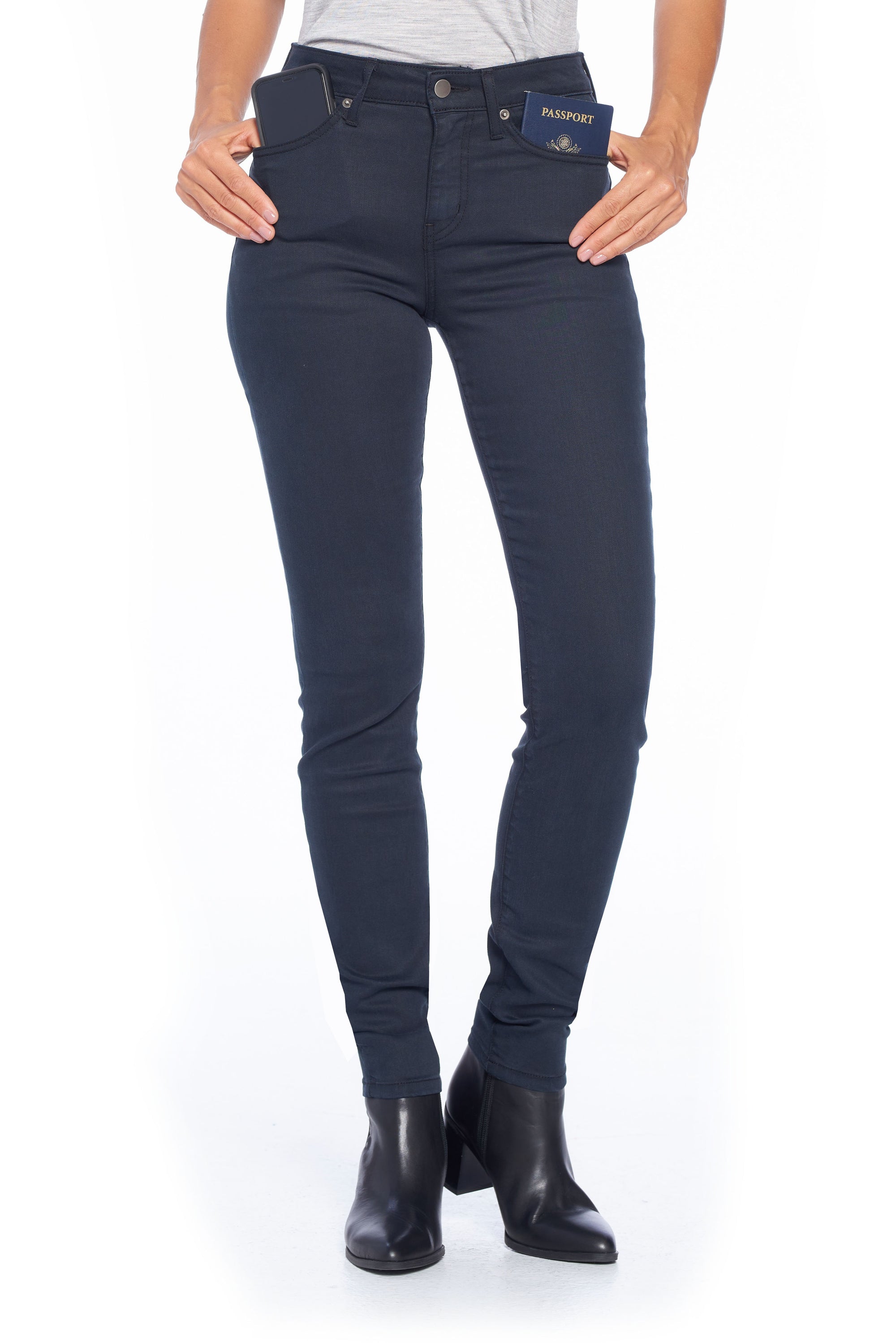 Skinny travel jeans in vintage black color by Aviator